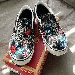 EUC tiger print Vans women’s size 9 men’s size 7.5